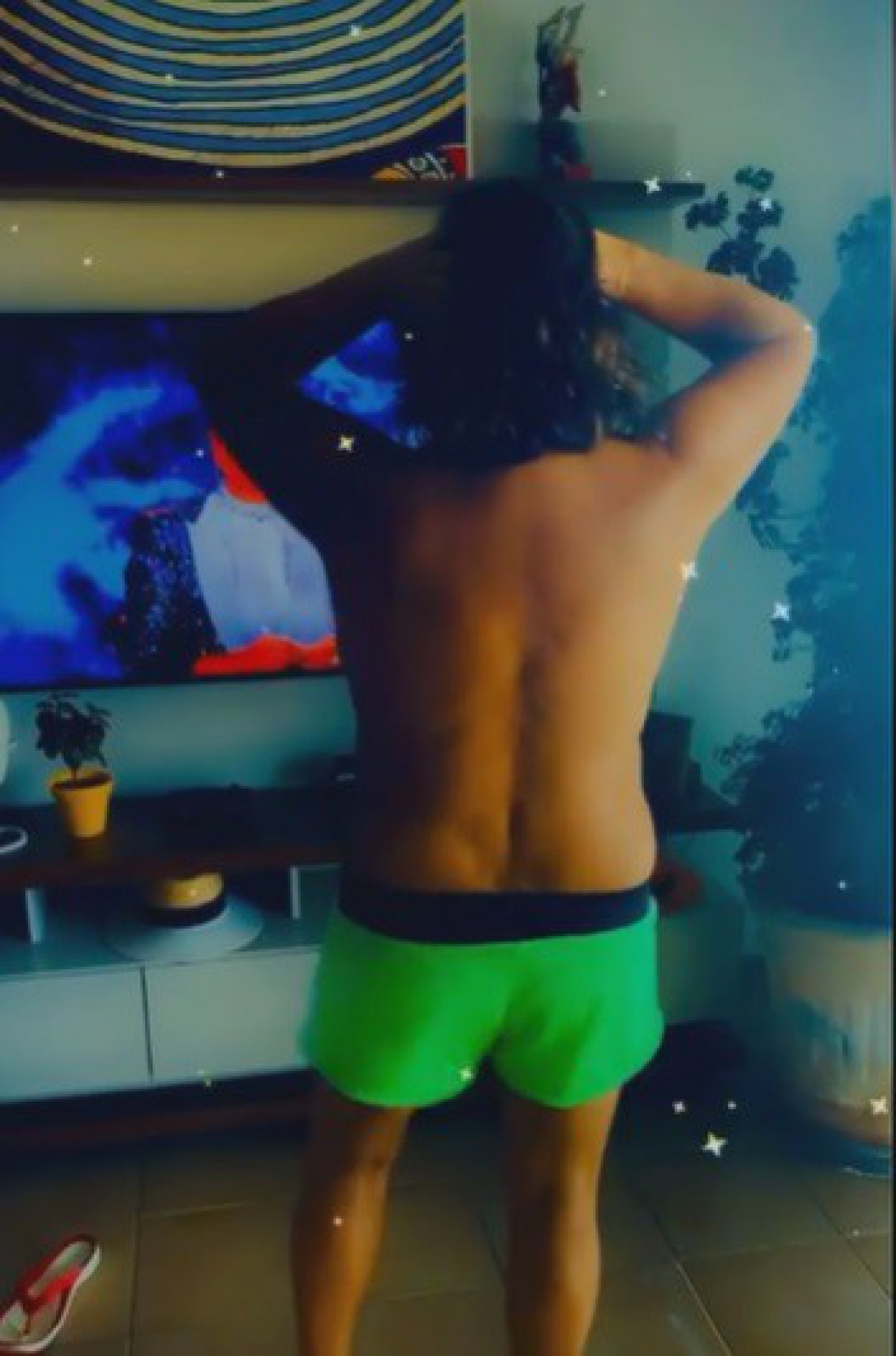 Roberta Miranda se empolga e tira a roupa - reprodução de vídeo