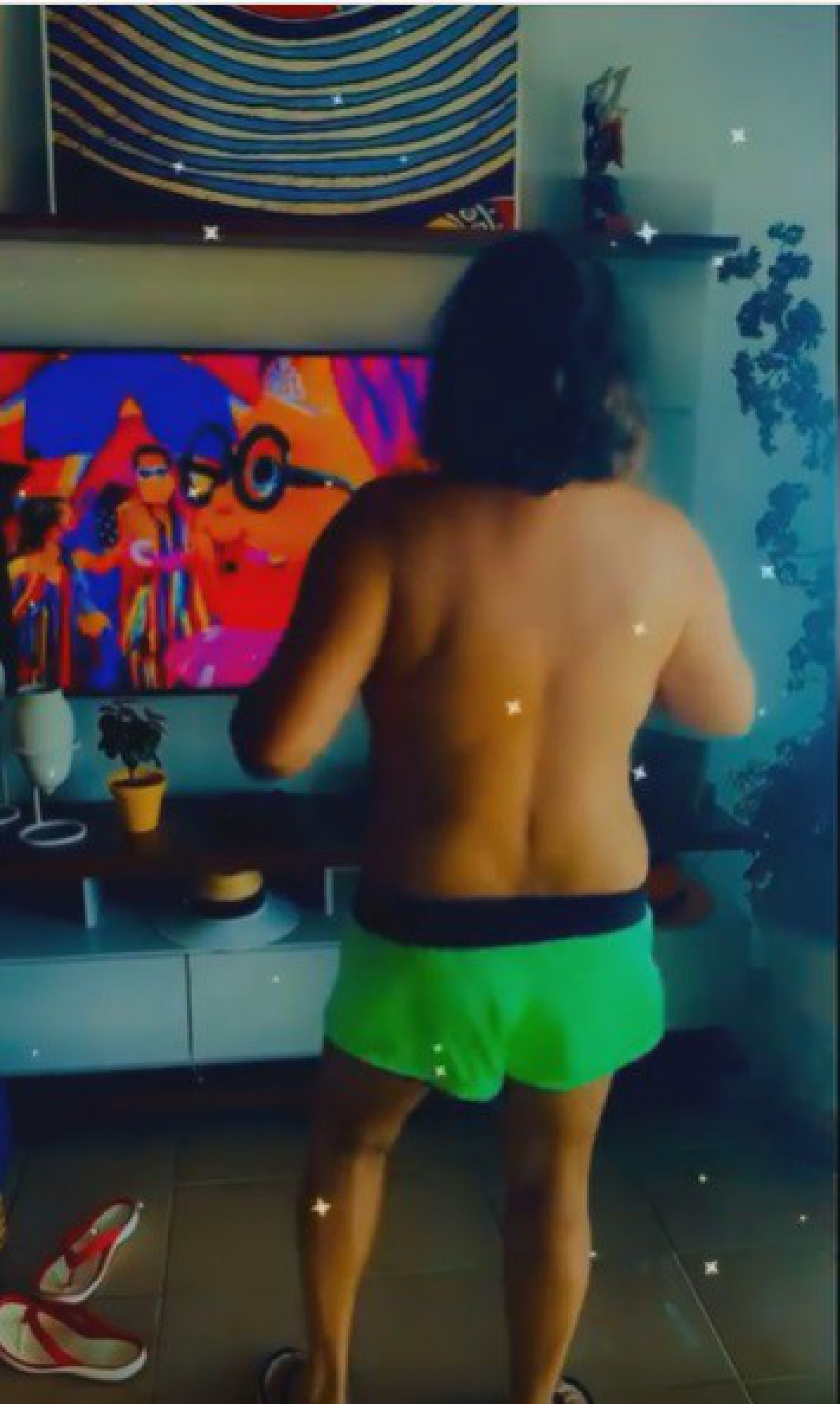 Roberta Miranda se empolga e tira a roupa - reprodução de vídeo