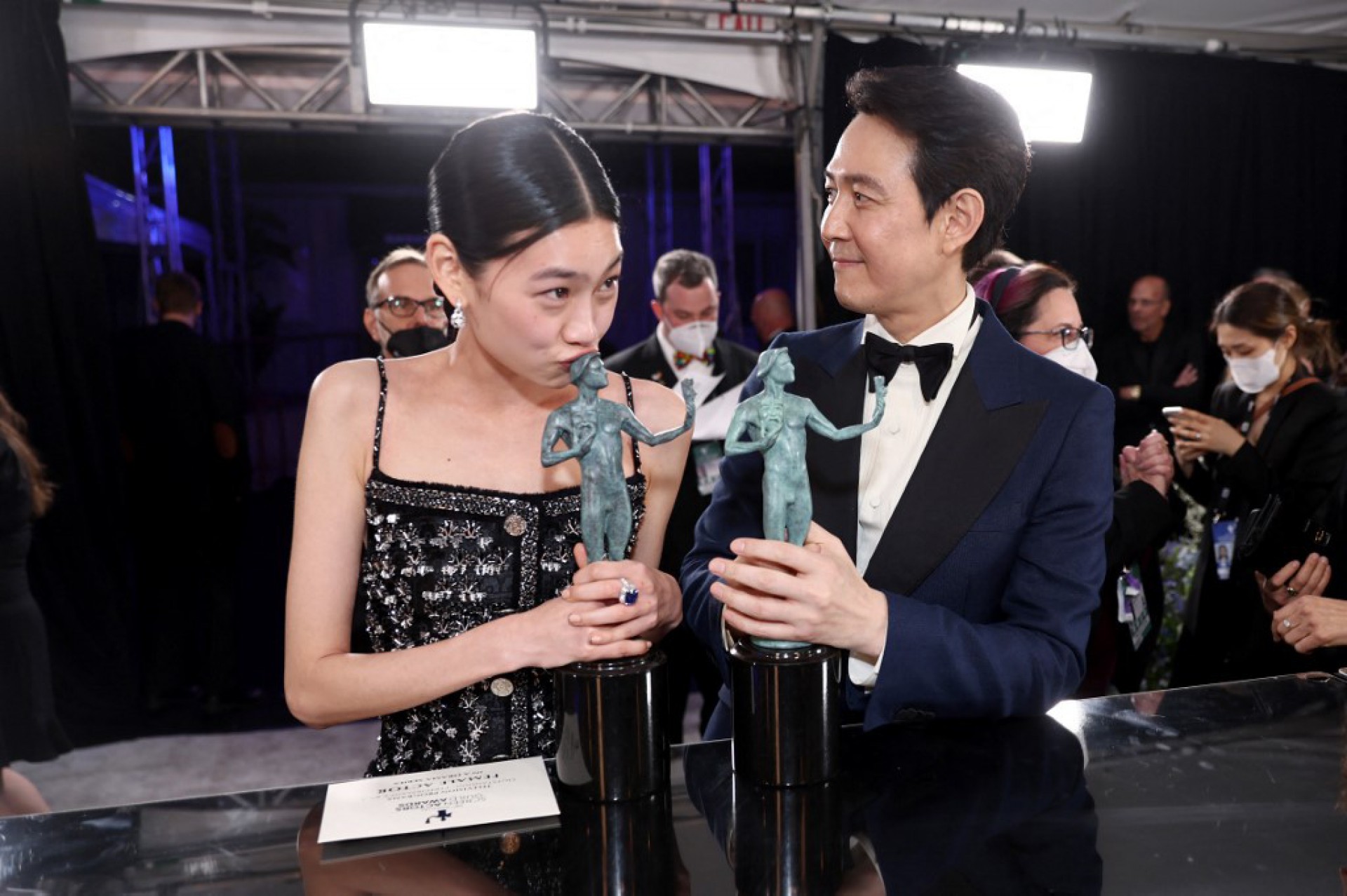 Lee Jung-jae e HoYeon Jung, de 'Round 6', com seus prêmios - AFP