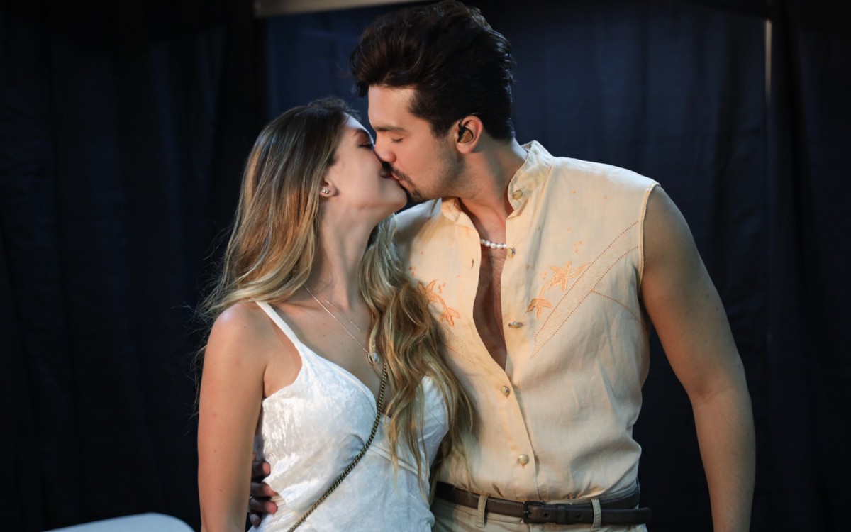 Luan Santana e a namorada, Izabela Cunha, optaram por roupas com cores claras - L&eacute;o Franco e Lucas Ramos / AgNews