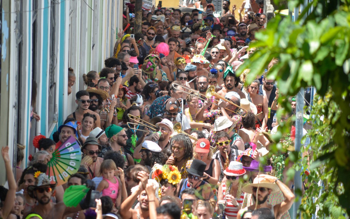 Rio de Janeiro (RJ),28.02.2022 - CIDADE /CARNAVAL/ RIO DE JANEIRO  - Foli&otilde;es desfilando em blocos clandestinos na regi&atilde;o da Pra&ccedil;a Mau&aacute; zona Portu&aacute;ria  Foto: Fabio Costa/ Agencia O Dia