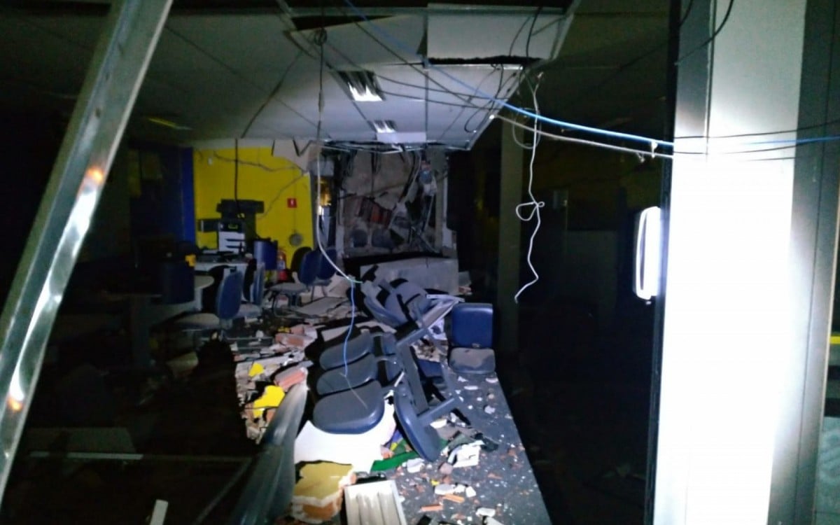 Explosivos colocados por assaltantes destruíram interior de duas agências em Quatis - Divulgação