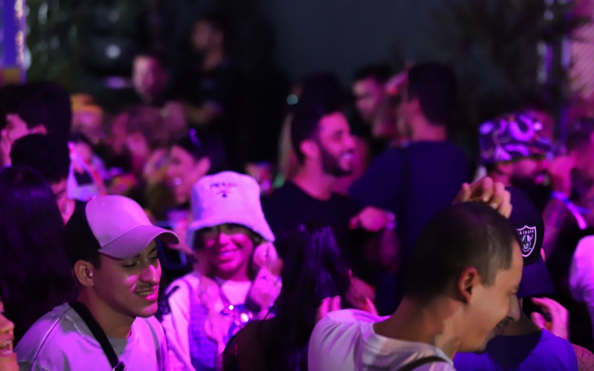 Gabigol e Rafaella Santos, irm&atilde; de Neymar, se reencontram em evento de Carnaval no Rio
