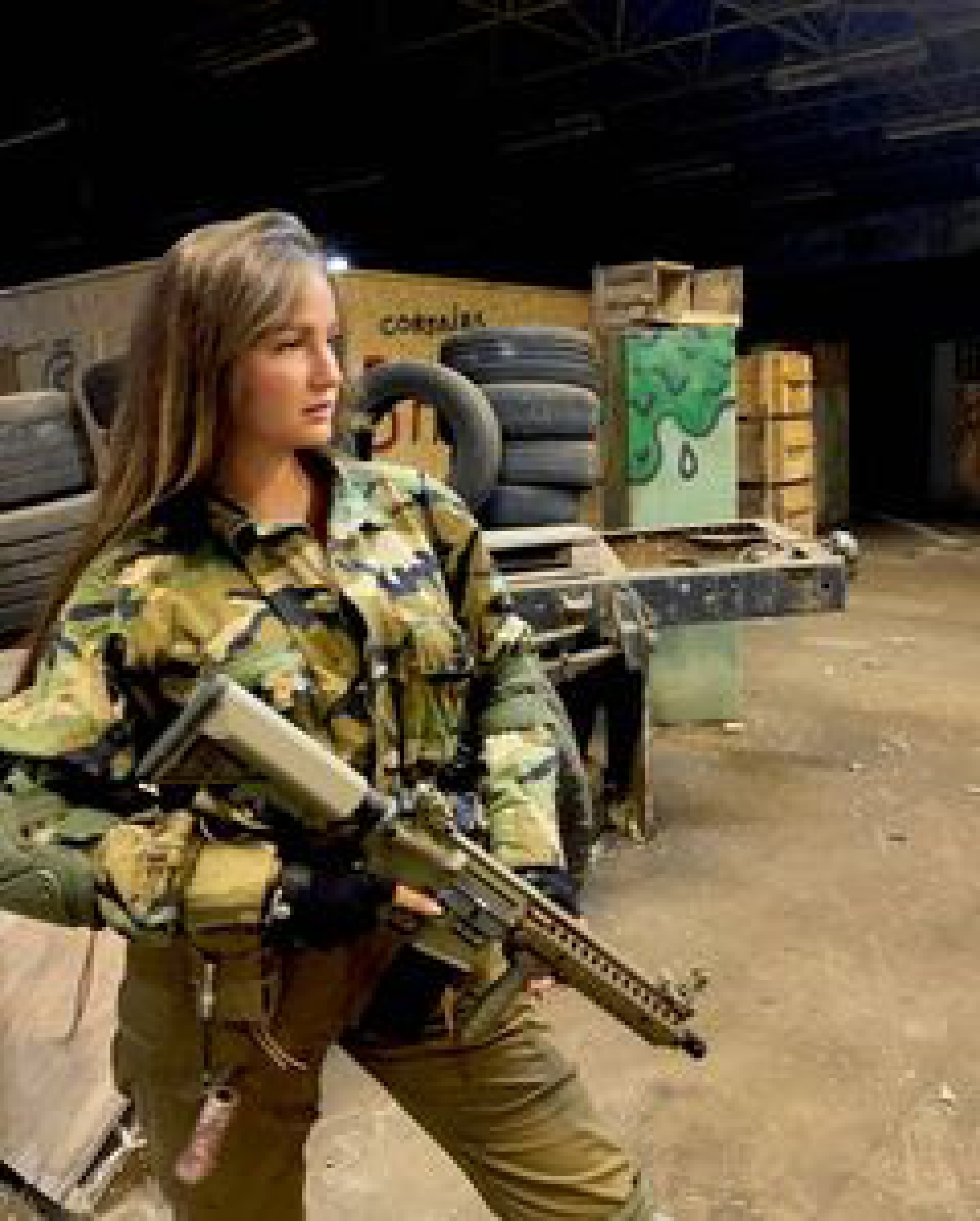 Ex-miss Ucrânia posa com armas e chama civis para resistência - Reprodução Instagram