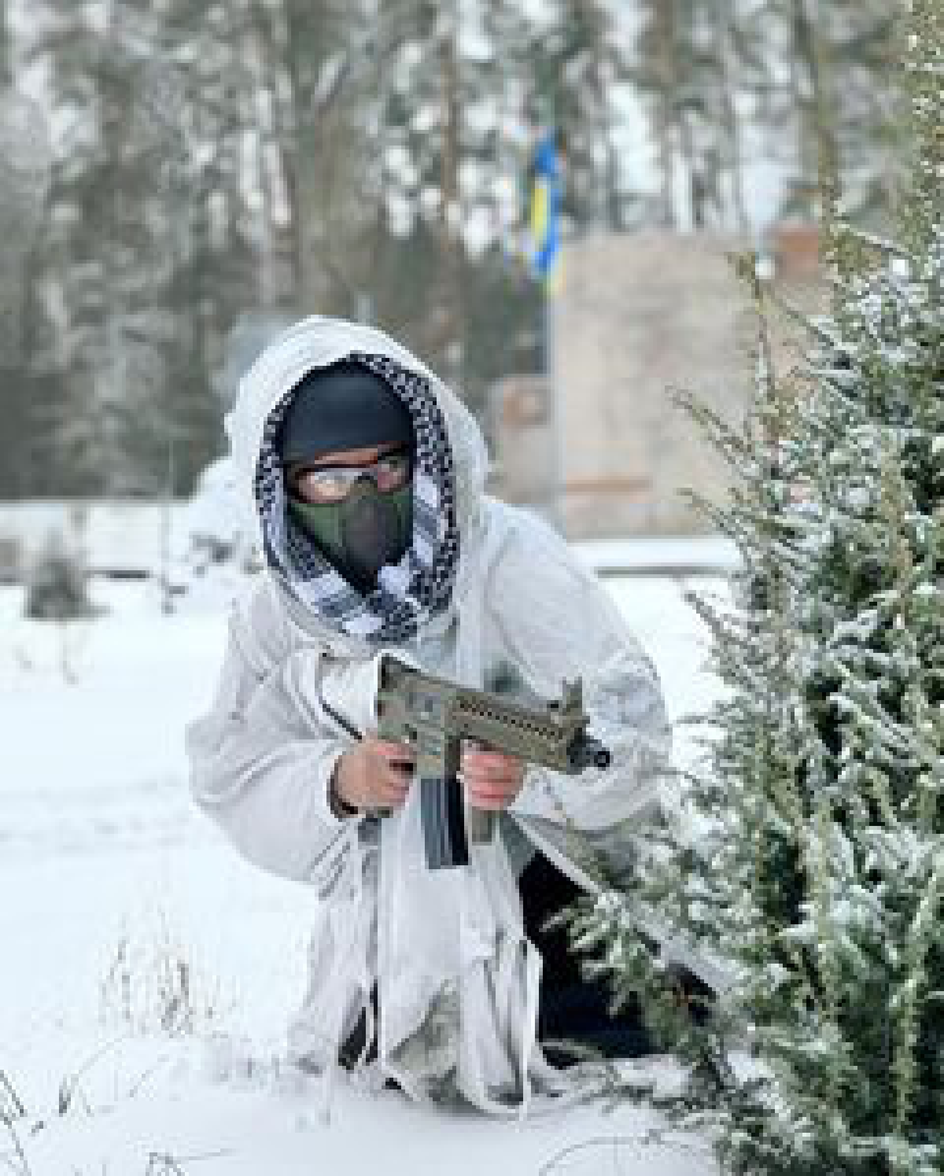 Ex-miss Ucrânia posa com armas e chama civis para resistência - Reprodução Instagram