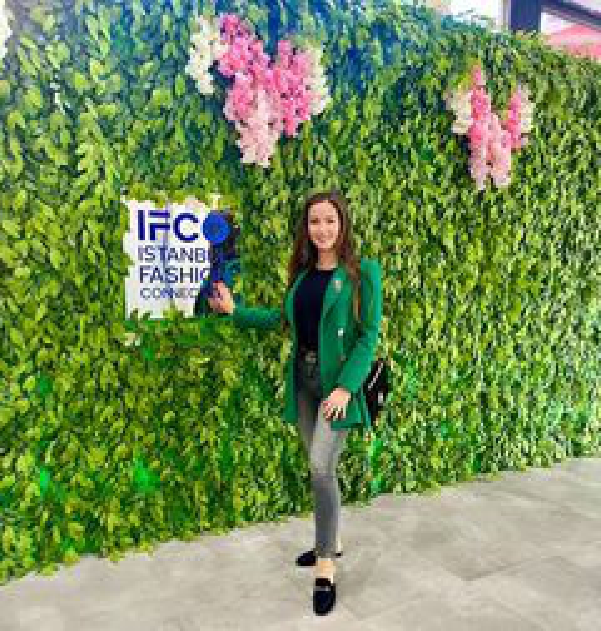 Ex-miss Ucrânia posa com armas e chama civis para resistência - Reprodução Instagram