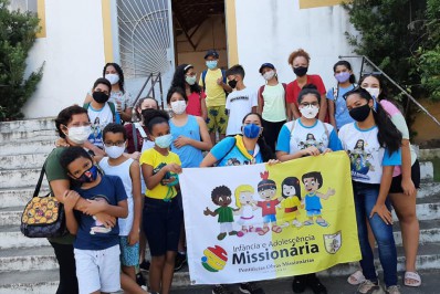 Crianças e adolescentes missionários de Saquarema recolhem doações para vítimas de Petrópolis
