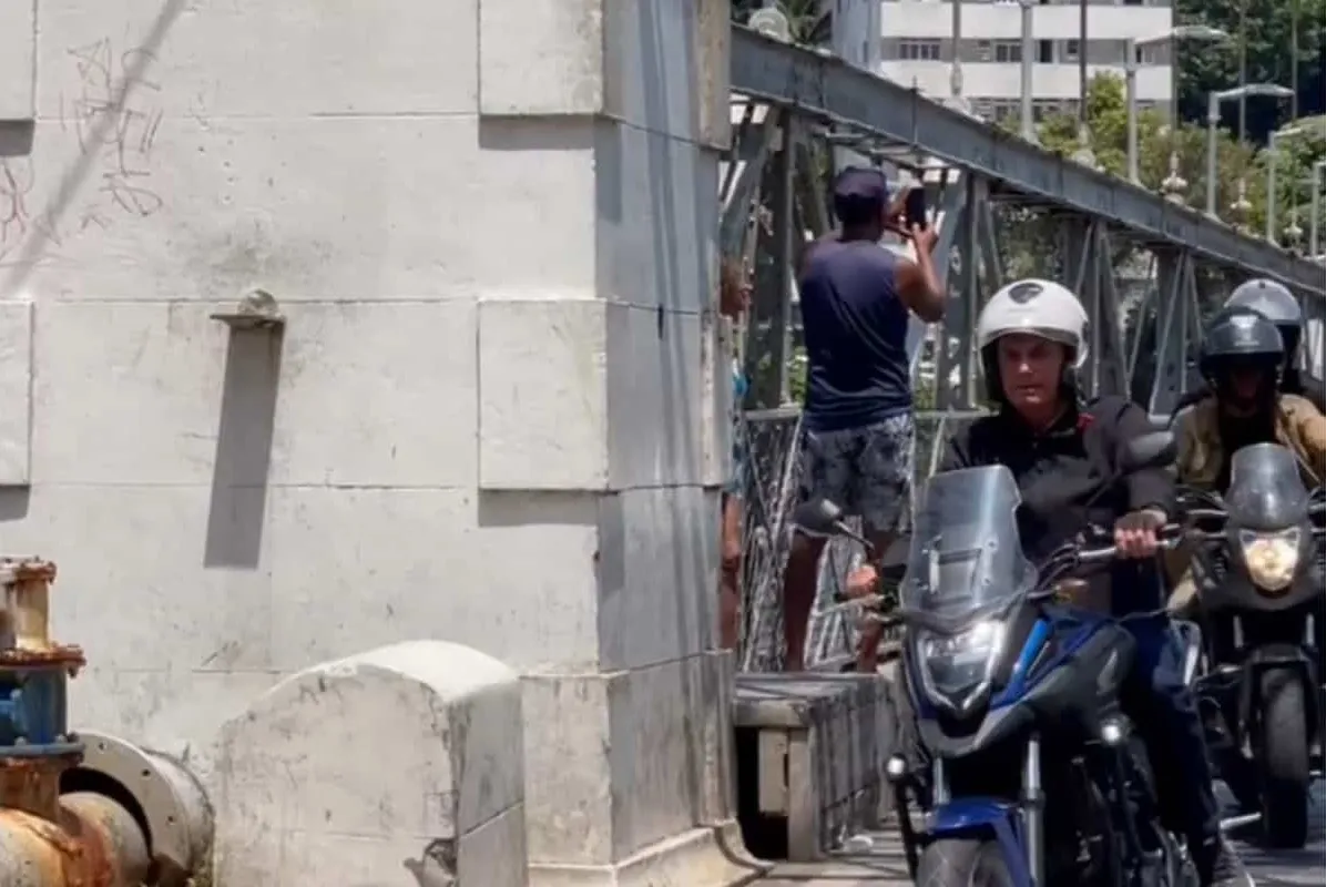 Bolsonaro ouve xingamentos e manifestações de apoio durante passeio de moto pela Baixada Santista