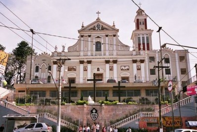 Policial é preso após matar homem dentro de igreja
