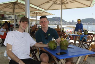 Cariocas e turistas aproveitam o dia de sol e lotam as praias na Zona Sul
