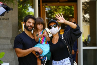 Fofura! Sabrina Sato e Duda Nagle deixam hotel com a filha, Zoe