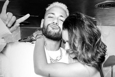 Neymar posa coladinho com nova namorada