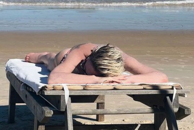 De biquíni, Ana Maria Braga curte dia de sol na praia