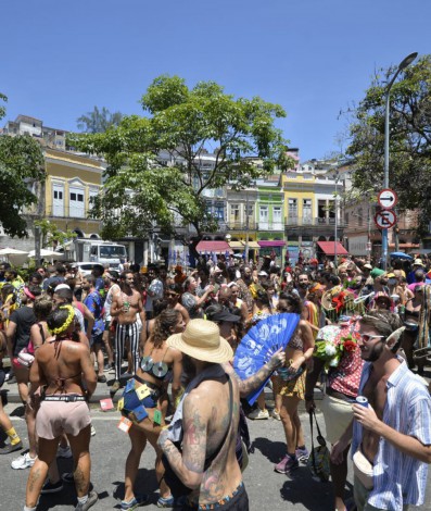 Foliões no Largo da Prainha subindo a ladeira do escorrega na Praça Mauá, na Zona Portuária do Rio - Fábio Costa/ Agência O Dia