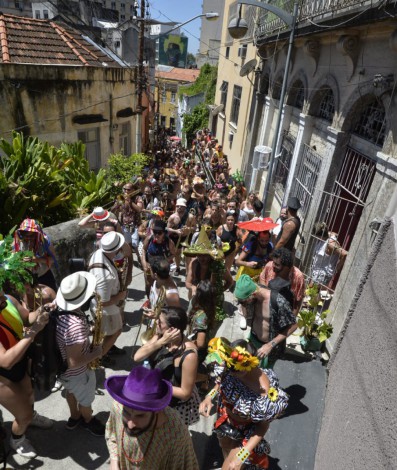 Foliões no Largo da Prainha subindo a ladeira do escorrega na Praça Mauá, na Zona Portuária do Rio - Fábio Costa/ Agência O Dia