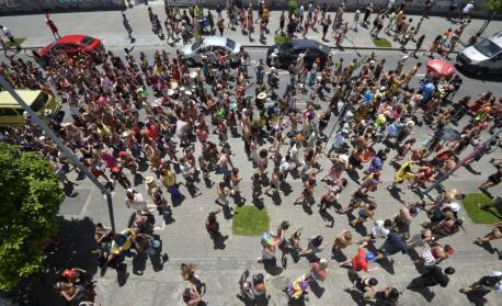 Foliões no Largo da Prainha subindo a ladeira do escorrega na Praça Mauá, na Zona Portuária do Rio - Fábio Costa/ Agência O Dia