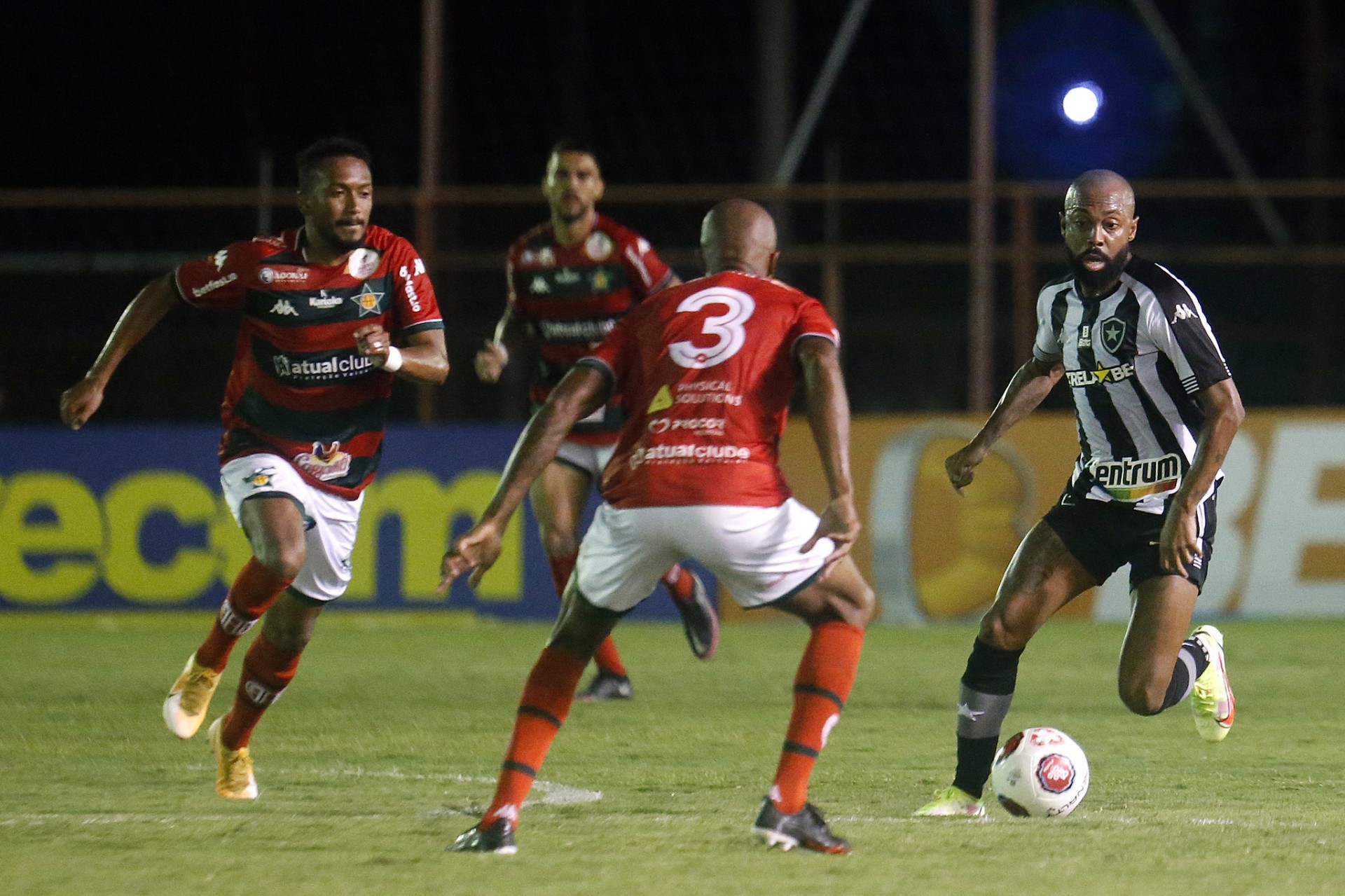 Chay em ação pelo Botafogo contra a Portuguesa-RJ - Foto: Vitor Silva/Botafogo