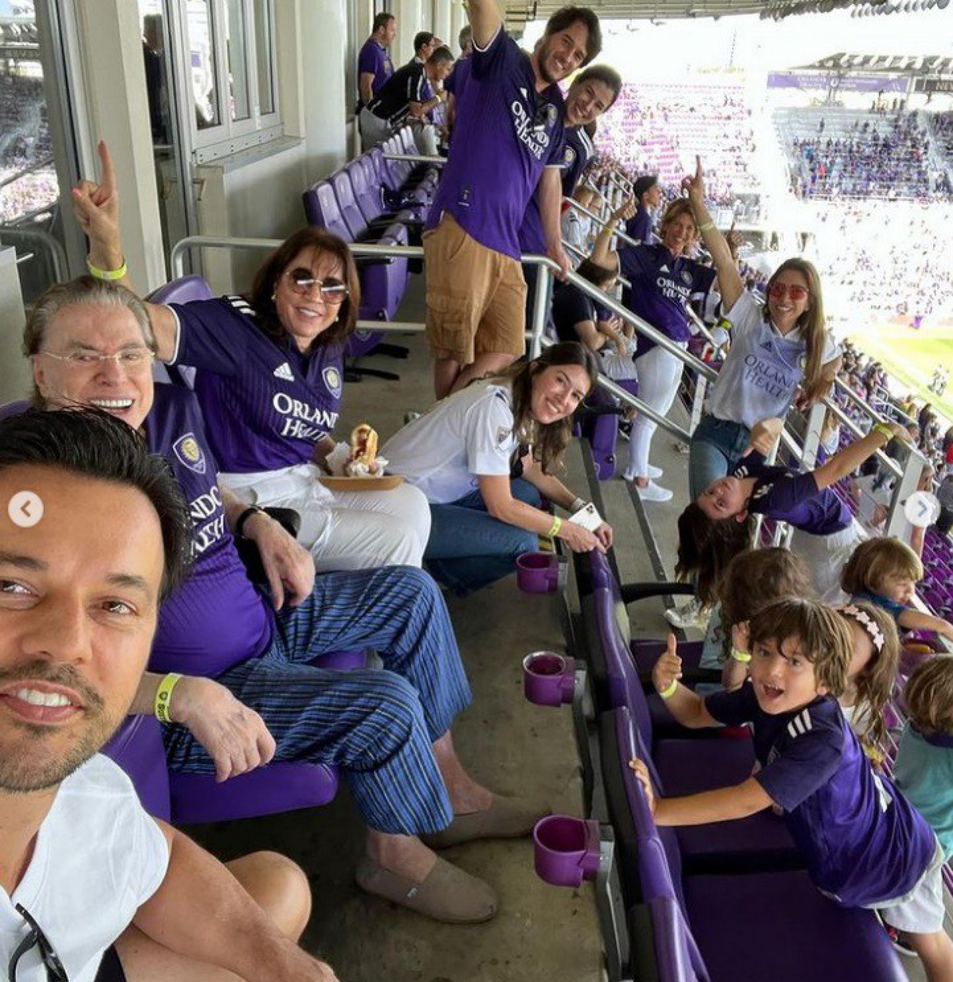 Silvio Santos assiste jogo de futebol com família em Orlando e