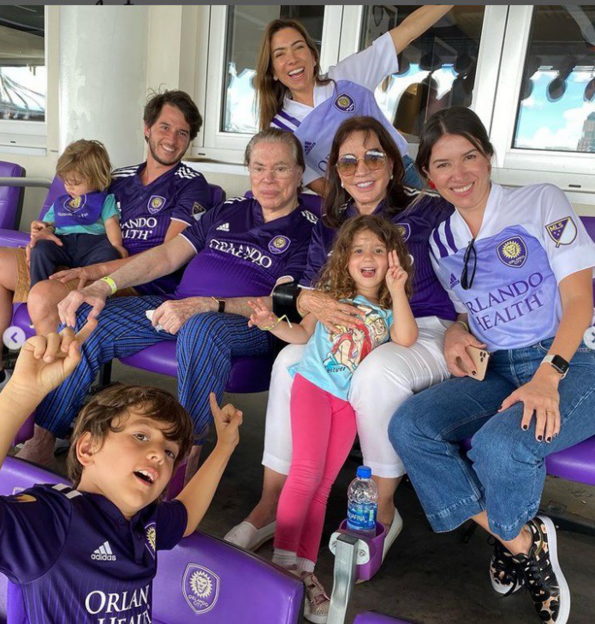 Silvio Santos assiste jogo de futebol com família em Orlando e