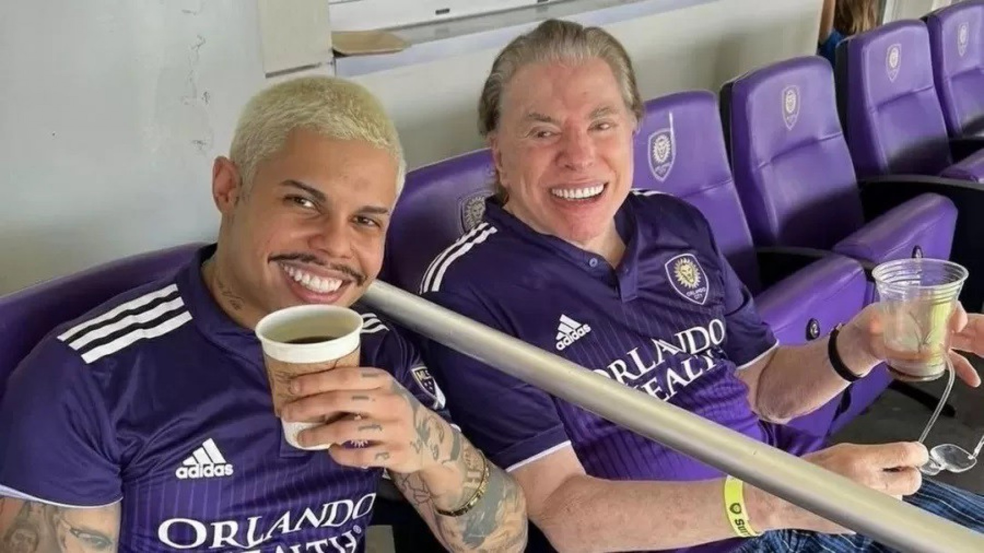 Silvio Santos assiste jogo de futebol com família em Orlando e