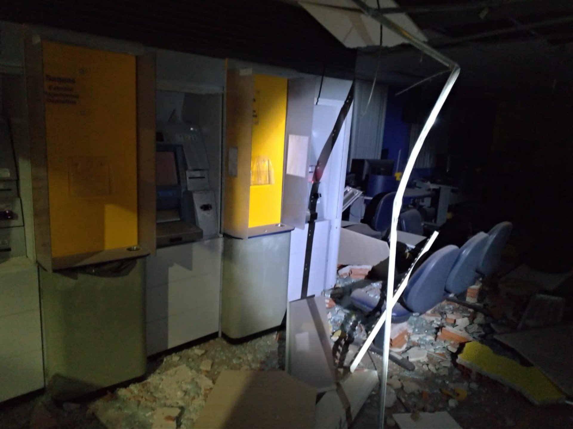 Explosivos colocados por assaltantes destruíram interior de duas agências em Quatis - Divulgação