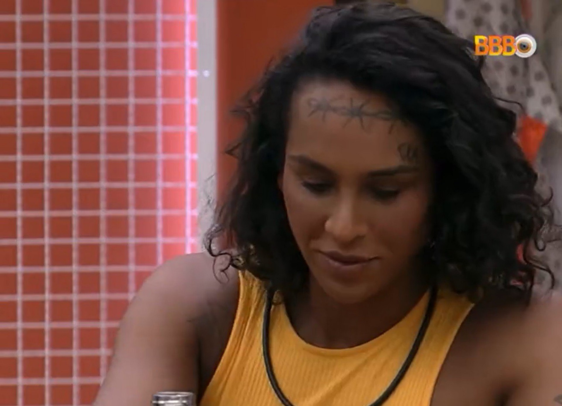 Linn da Quebrada relembra período de dificuldade financeira durante bate-papo com brothers - reprodução de vídeo