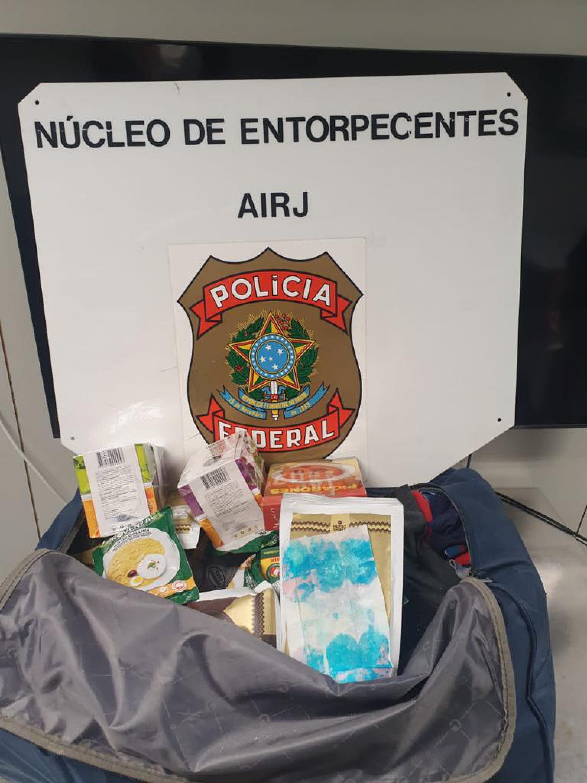 Espanhol carregava cocaína escondida em pacotes de miojo. Droga foi identificada durante fiscalização de rotina no Aeroporto Internacional do Rio, no Galeão - DIVULGAÇÃO