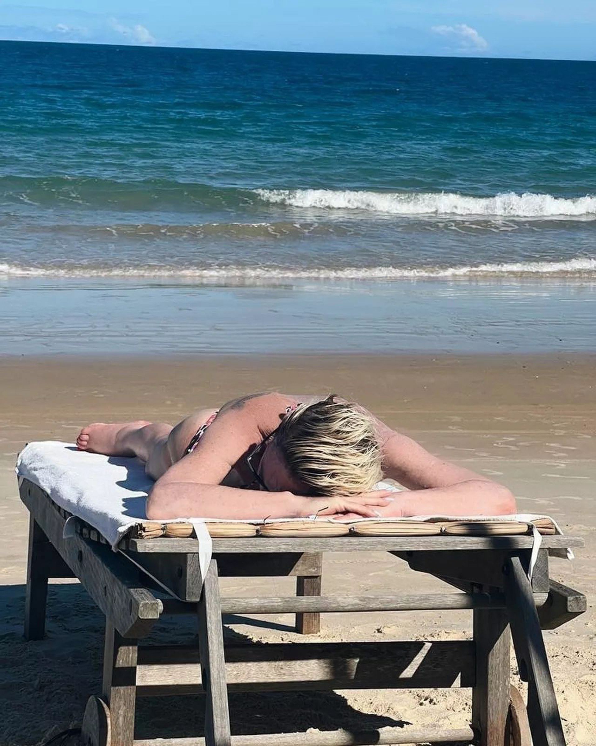 Ana Maria Braga curte férias na Bahia e se diverte na praia com o neto  Bento; fotos e vídeos