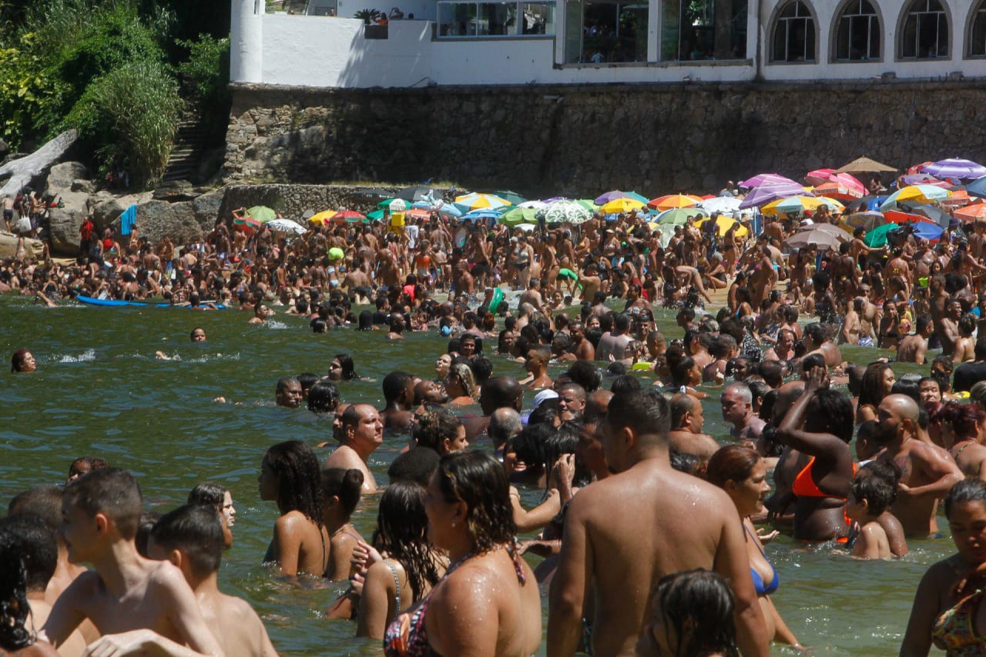 Forte calor leva cariocas e turistas às praias da Zona Sul nesta segunda de Carnaval