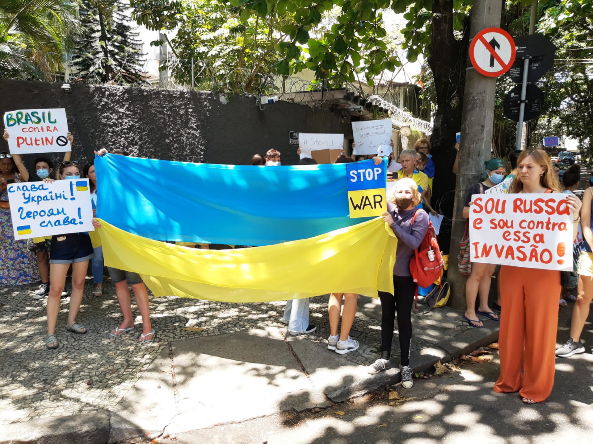 Ato reuniu manifestantes em frente ao consulado da Rússia no Rio

 - Arquivo Pessoal