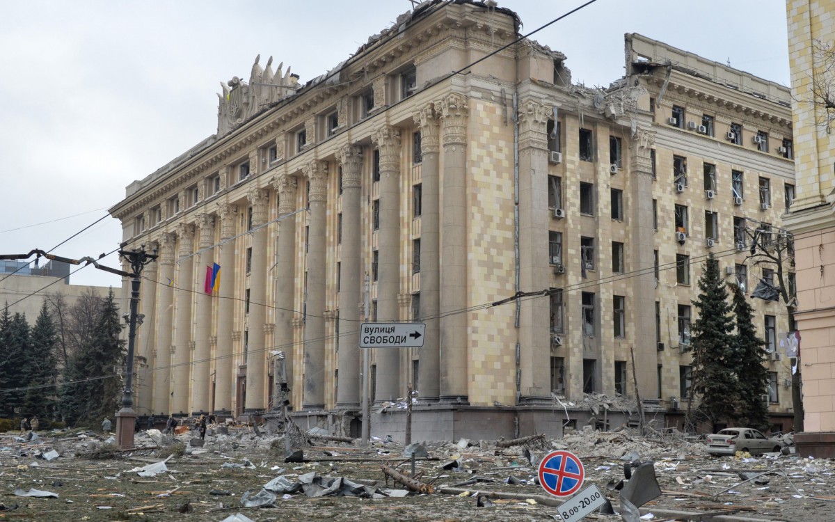 Prédio em Kharkiv é atingido por exército russo e fica destruído - AFP