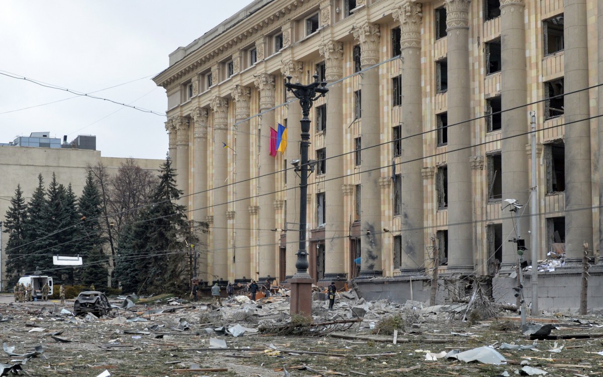 Prédio em Kharkiv é atingido por exército russo e fica destruído - AFP