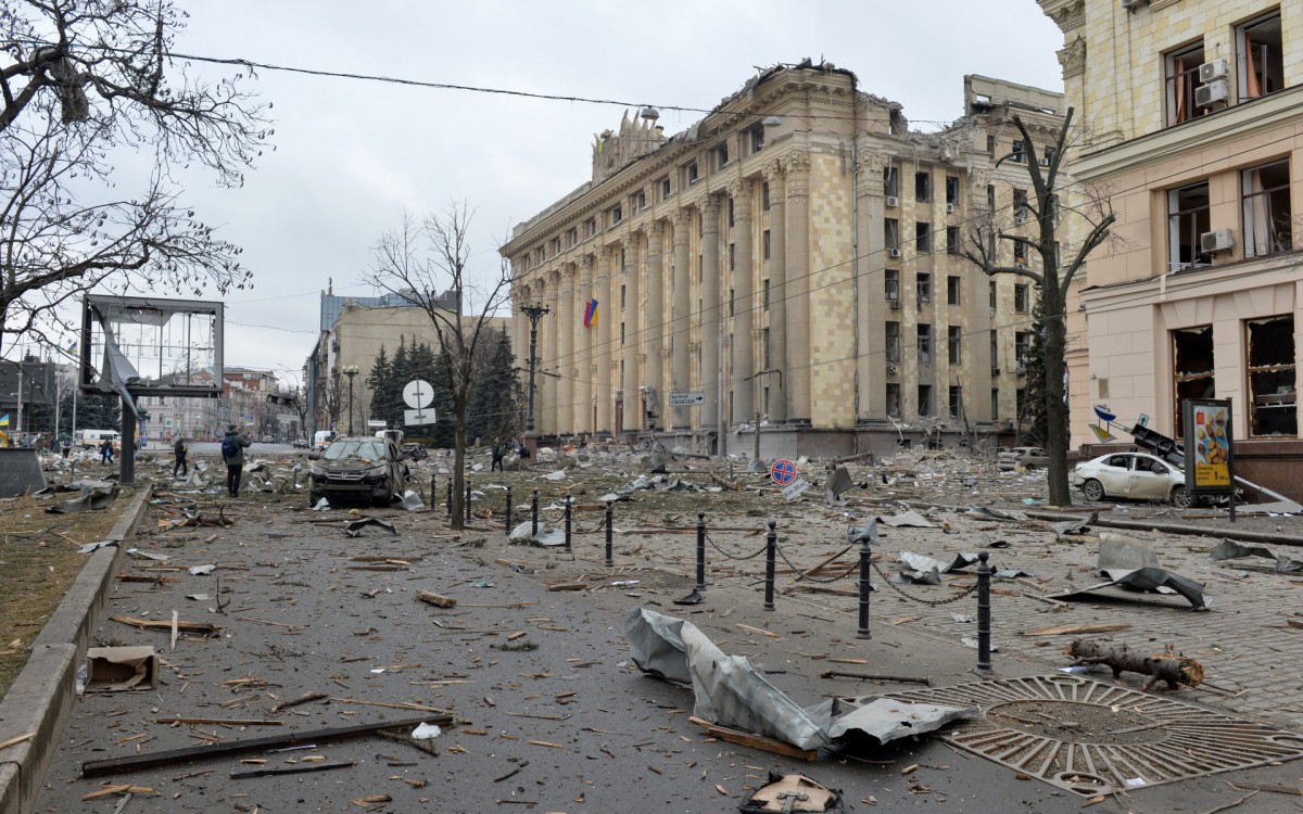 Prédio em Kharkiv é atingido por exército russo e fica destruído - AFP