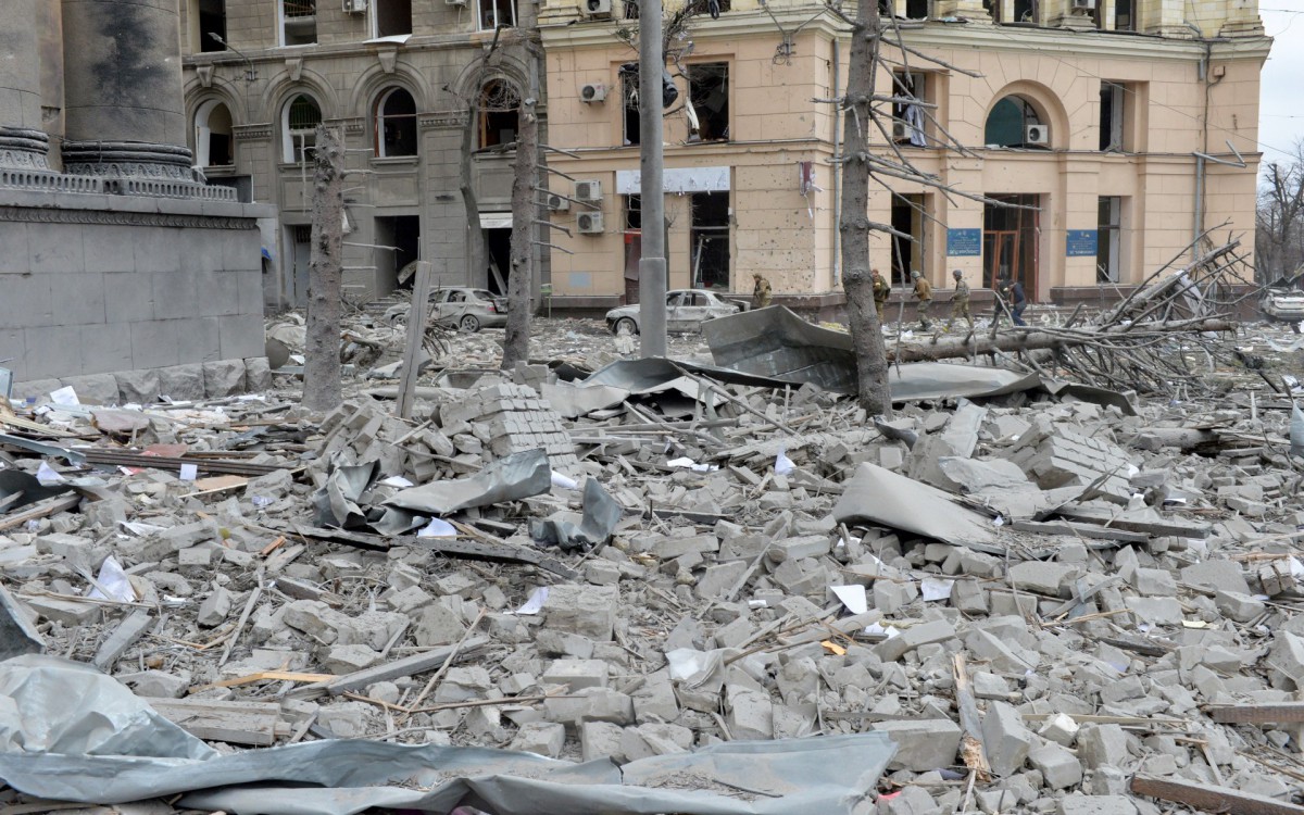 Prédio em Kharkiv é atingido por exército russo e fica destruído - AFP