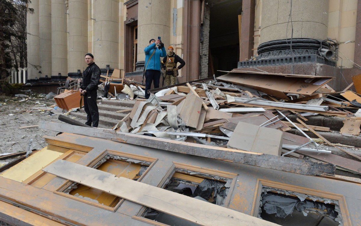 Prédio em Kharkiv é atingido por exército russo e fica destruído - AFP