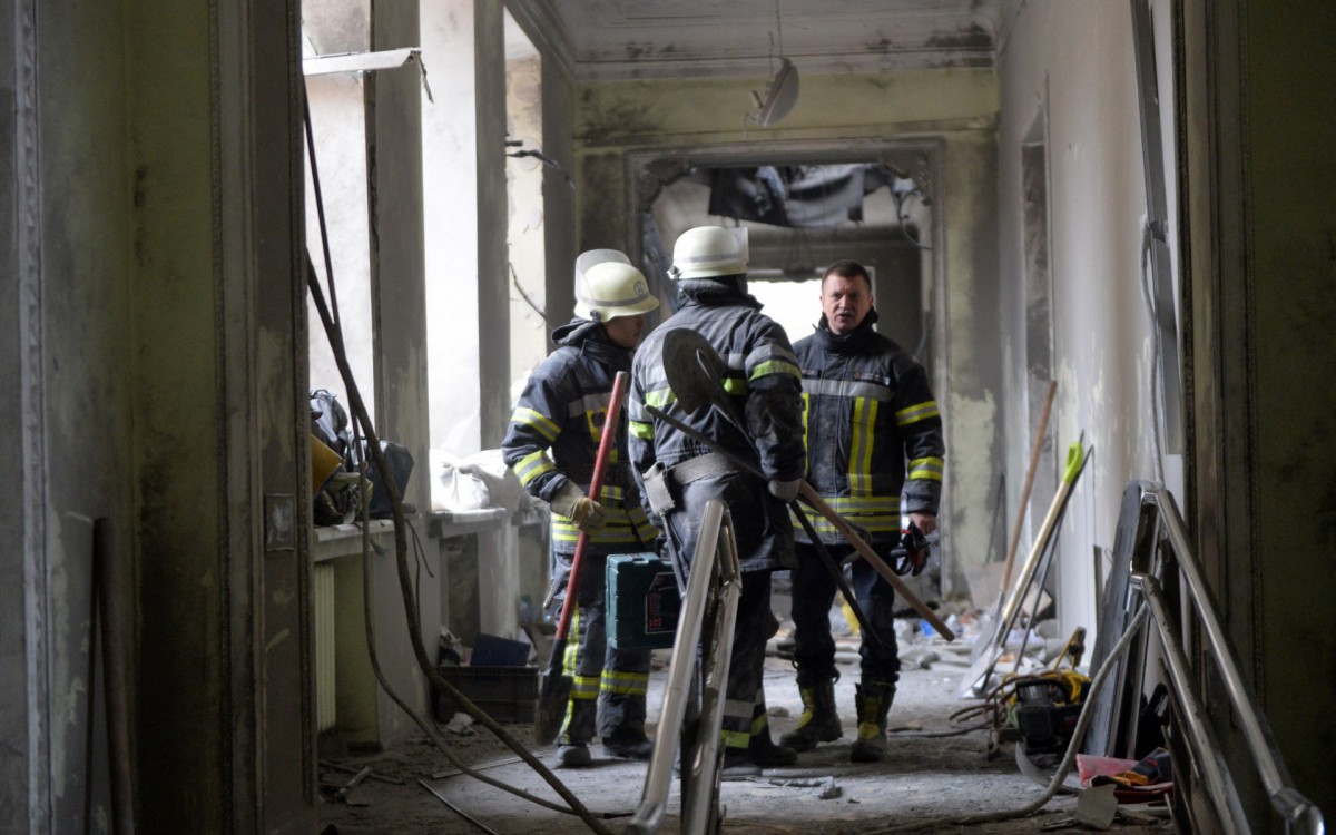 Prédio em Kharkiv é atingido por exército russo e fica destruído - AFP