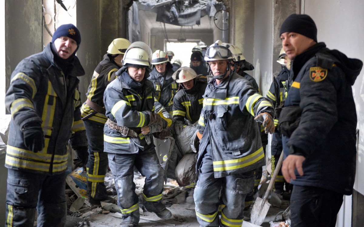 Prédio em Kharkiv é atingido por exército russo e fica destruído - AFP