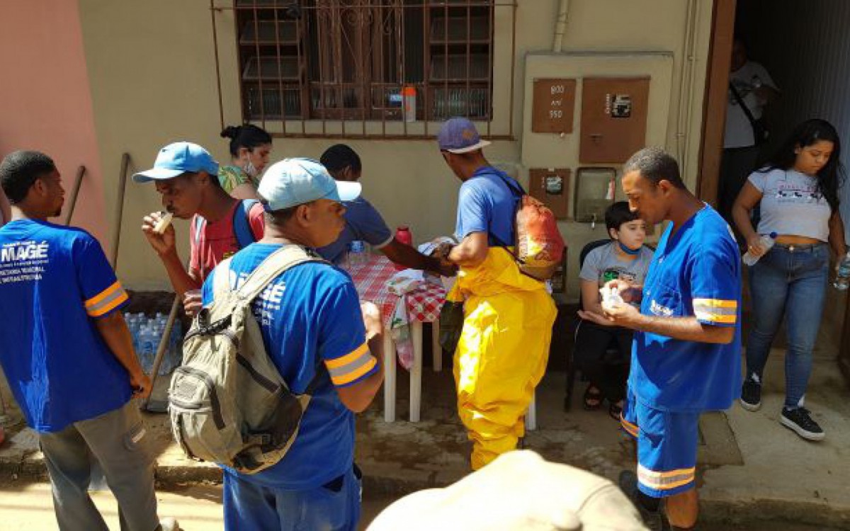 Família continua com a casa aberta para ajudar vizinhos e resgatistas após a tragédia em Petrópolis. Na foto, voluntários de Magé que vieram ajudar nos trabalhos no Morro da Oficina - Marco Pereira