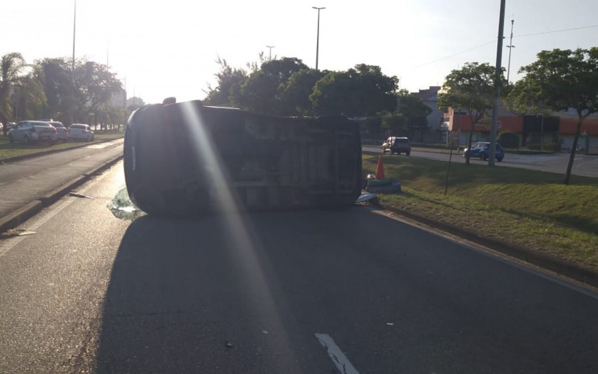 Ambulância do Corpo de Bombeiros colide com veículo e capota na Avenida das Américas, na Barra da Tijuca