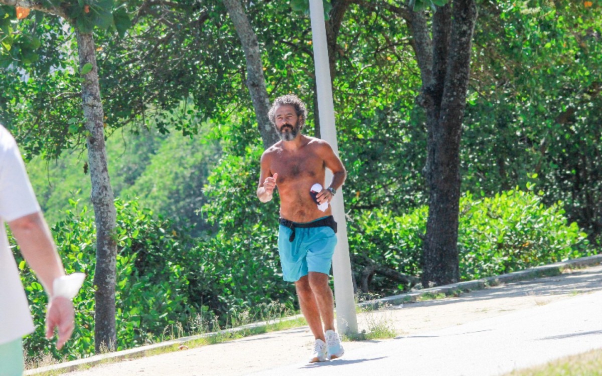 Marcos Palmeira corre na Lagoa Rodrigo de Freitas, na Zona Sul do Rio