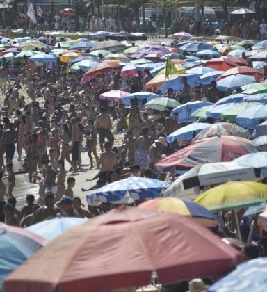Cariocas e turistas lotam a praia do Arpoador, na Zona Sul do Rio, nesta terça-feira (1) - Fabio Costa/Agência O Dia