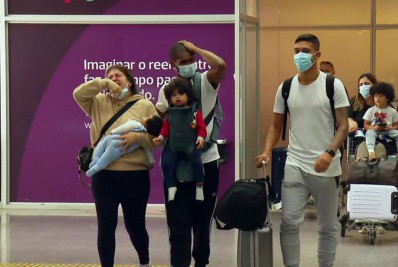 Jogadores brasileiros que atuam na Ucrânia desembarcam no aeroporto do Galeão