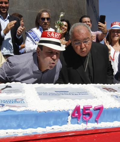 Prefeito Eduardo Paes e Dom Orani apagam as velas do bolo gigante