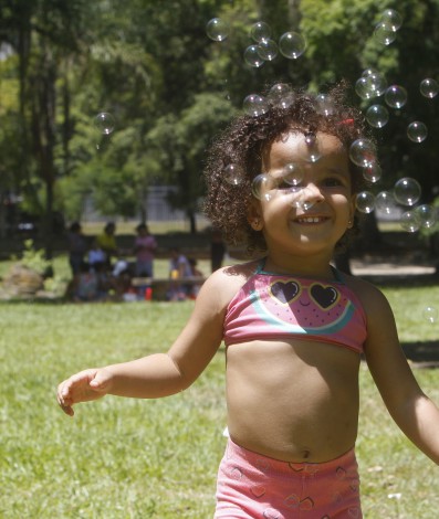Geral - Feriado de Carnaval, na Quinta da Boavista, em S&atilde;o Cristov&atilde;o, Zona Norte do Rio. Na foto, Helen Fatima Marcelo Coutinho, 32 anos, com a filha, Manuella Coutinho Viana, 2 anos e seis meses - Reginaldo Pimenta / Agencia O Dia