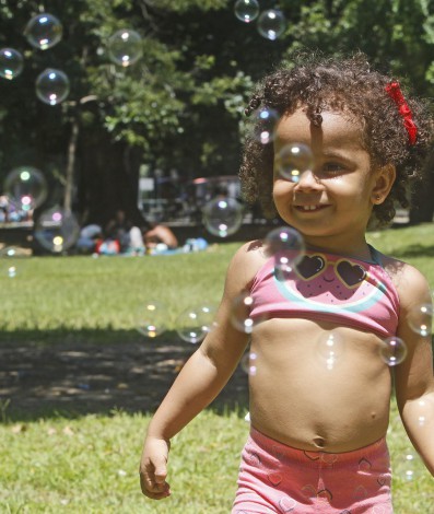 Feriado de Carnaval, na Quinta da Boavista, em Sao Cristovao, Zona Norte do Rio. Na foto, Helen Fatima Marcelo Coutinho, 32 anos, com a filha, Manuella Coutinho Viana, 2 anos e seis meses - Reginaldo Pimenta / Agencia O Dia