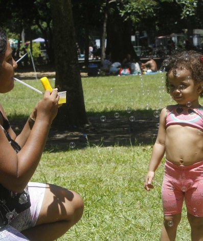 Geral - Feriado de Carnaval, na Quinta da Boavista, em Sao Cristovao, Zona Norte do Rio. Na foto, Helen Fatima Marcelo Coutinho, 32 anos, com a filha, Manuella Coutinho Viana, 2 anos e seis meses. - Reginaldo Pimenta / Agencia O Dia