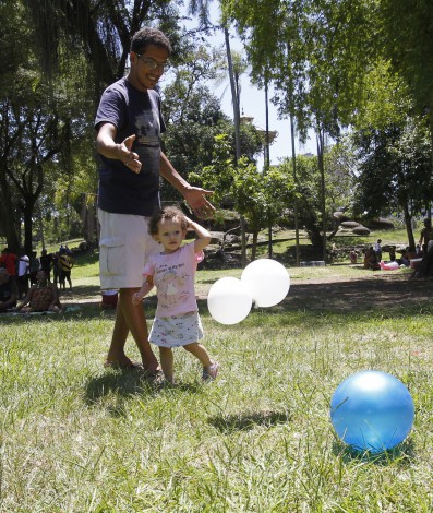 Feriado de Carnaval, na Quinta da Boavista, em Sao Cristovao, Zona Norte do Rio. Na foto, Michael Tansi, 31 anos, com a filha. - Reginaldo Pimenta / Agencia O Dia