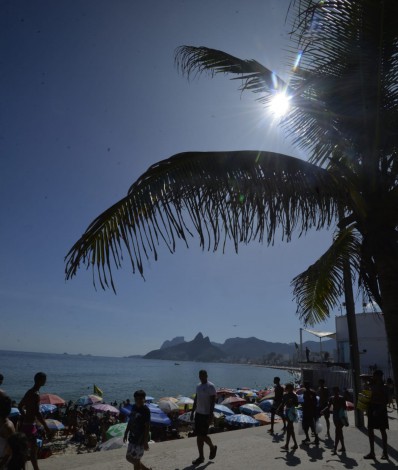 Cariocas e turistas lotam a praia do Arpoador, na Zona Sul do Rio, nesta terça-feira (1) - Fabio Costa/Agência O Dia