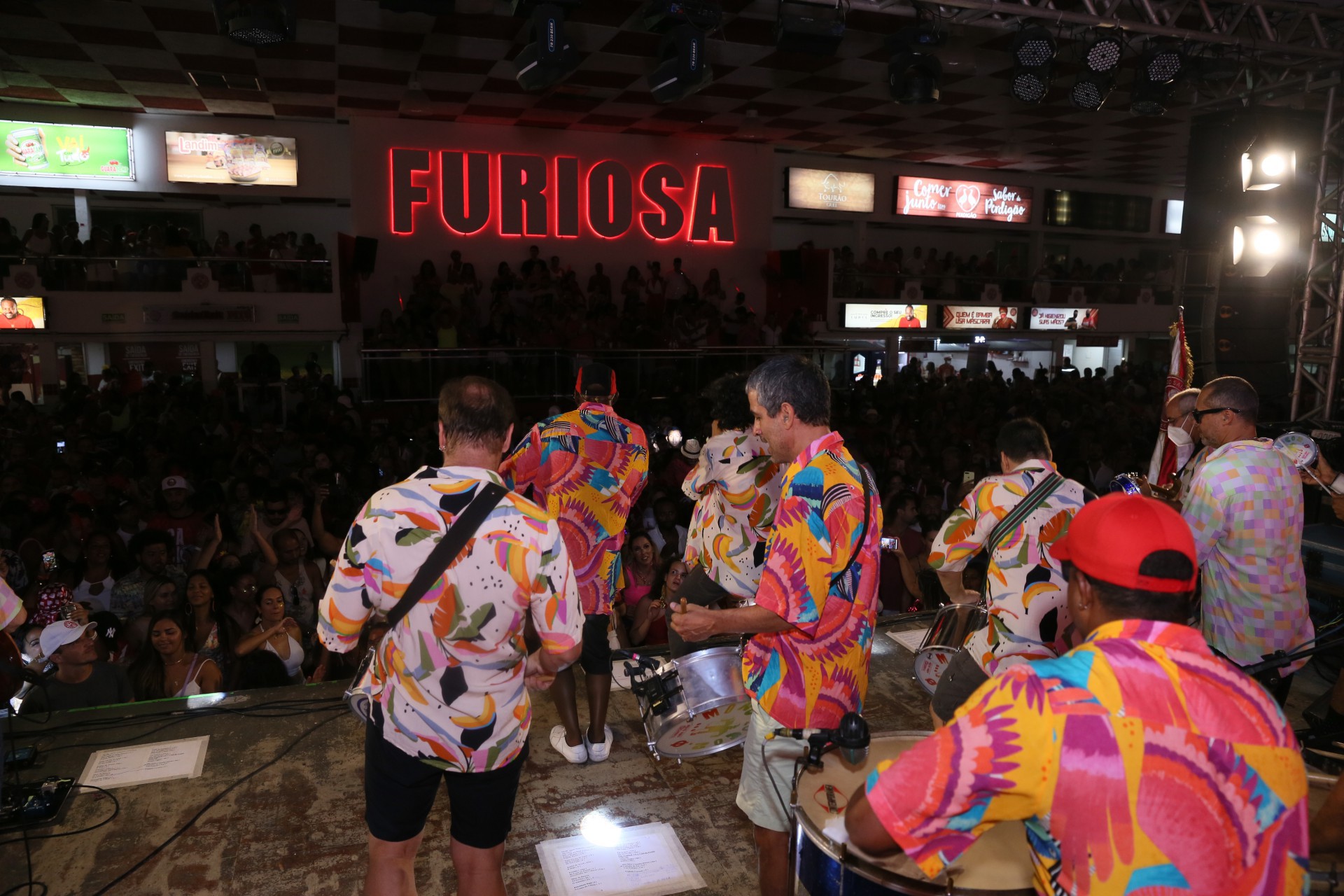 Monobloco faz show na quadra da Acadêmicos do Salgueiro, na Zona Norte do Rio. - Foto: Anderson Borde