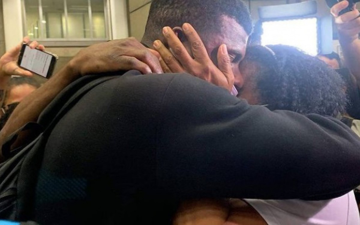 Diego Carioca &eacute; abra&ccedil;ado por familiares na chegada ao Rio